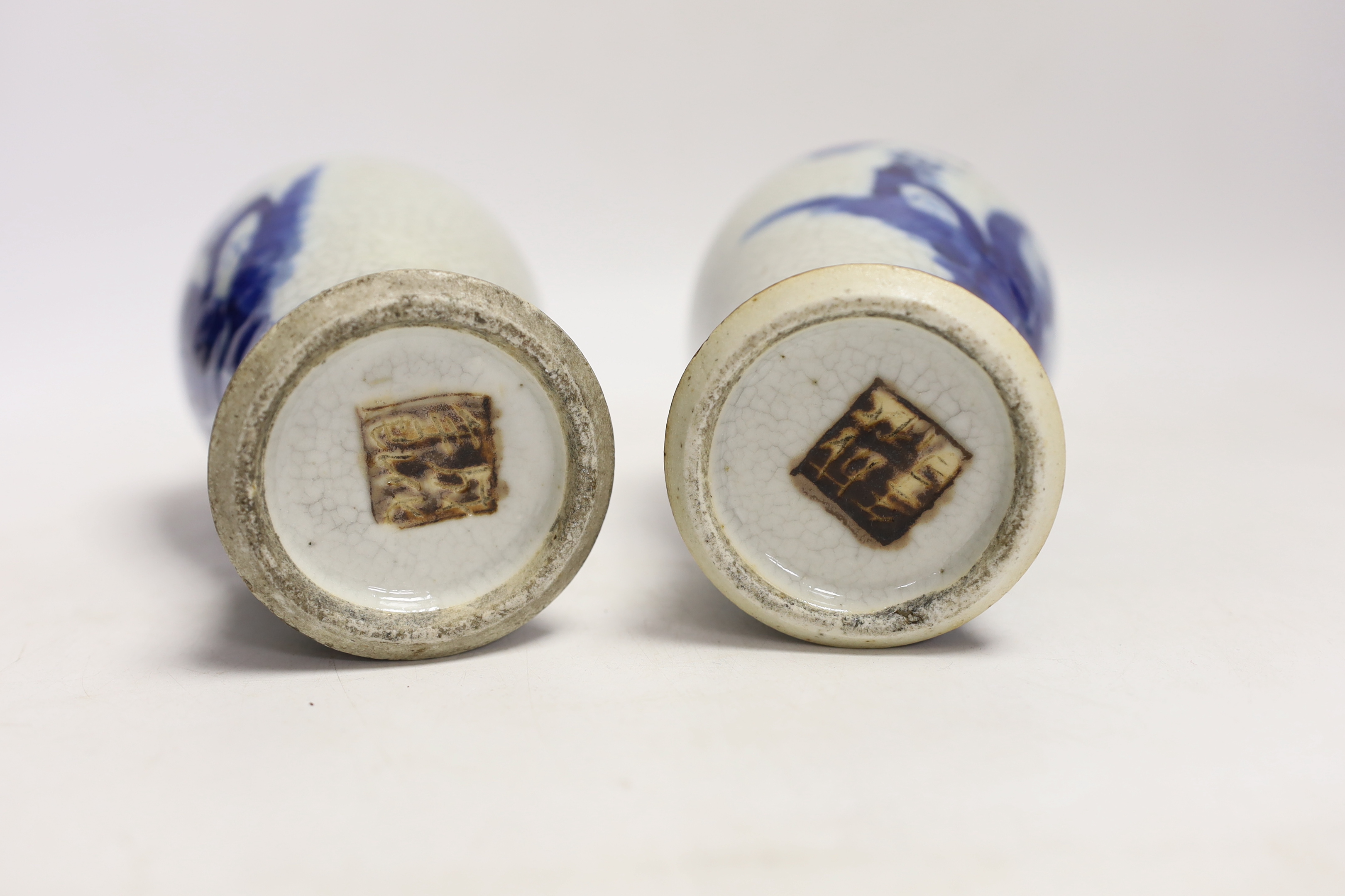 A pair of Chinese blue and white crackle glaze vases, late 19th century, 17cm